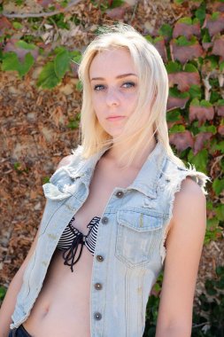 Mavi bluzlu ve siyah bluzlu sarışın.