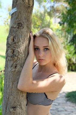 Sarışın bir model bir süre açık havada poz veriyor.