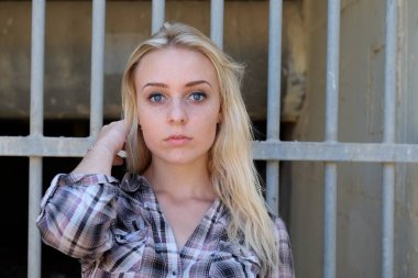 Kafesteki sarışın bir kadının portresi.