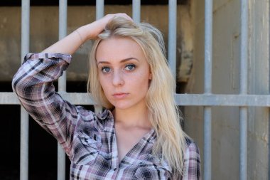 Sarışın kız kamera için poz