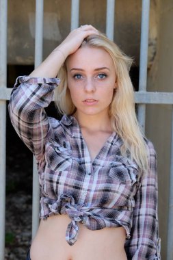 Muhteşem bir model yaz gününün tadını çıkarıyor.