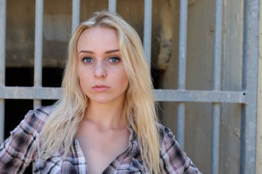 Beyaz gözlü ve çizgili gömlekli sarışın kız.