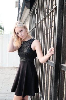 Sarı saçlı güzel kız