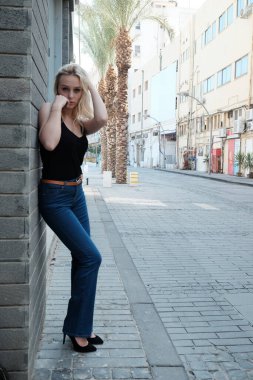 Şehirdeki bir sarışın. Siyah ceketli kız..