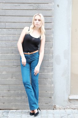 Şehirdeki kız mavi duvarın arkasında..