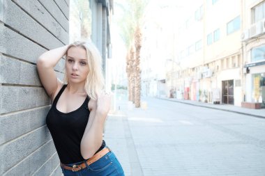 Sokaktaki kot pantolonlu sarışının portresi. Şehirdeki kız..