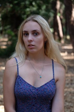 Parkta uzun kahverengi saçlı güzel bir manken, kızın portresi, yakın portre, doğal güzellik. yüksek kaliteli fotoğraf