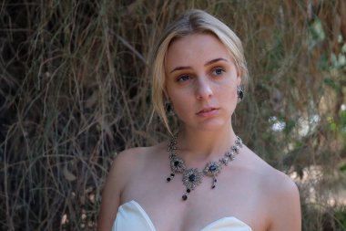 Beyaz elbiseli, buzlu bir kız.