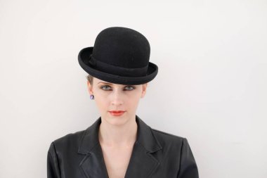 Siyah şapkalı ve kırmızı dudaklı genç bir kadın.