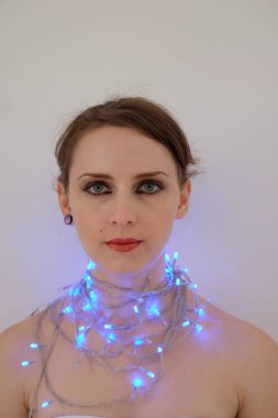 Siyah arka planda çelengi olan güzel bir kızın portresi.