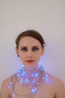 Elinde çelenk olan genç bir kız..