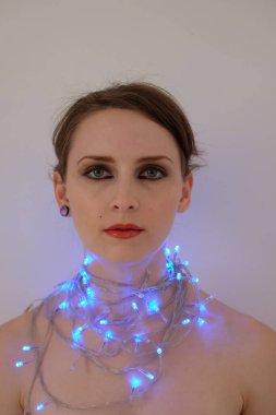 Çiçekli genç kız.