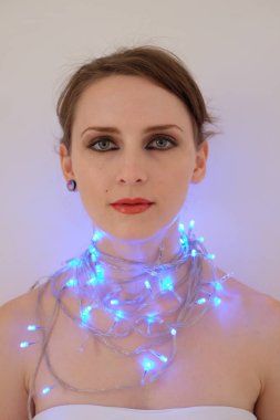 Kafasında parlak bir çelenk olan güzel bir kız.