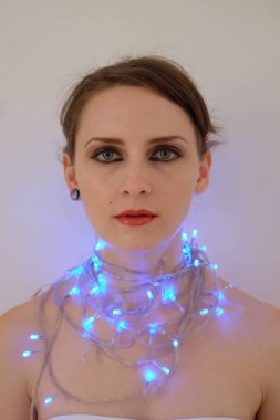 Çelenkli genç bir kadının portresi