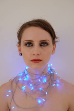 Noel ışıklarıyla genç bir kızın portresi