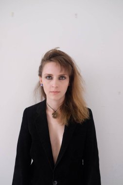 Siyah ceketli bir kız portresi