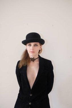 Siyah ceketli güzel kız.