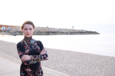 Deniz kıyısındaki kadın