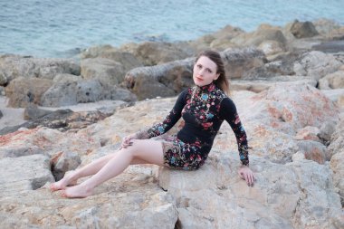 Deniz kıyısında poz veren güzel kız