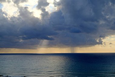 Denizin üzerinde fırtına bulutları