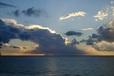 Denizin üzerinde güzel bir gün batımı