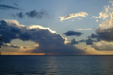Denizde güzel bir gün batımı.