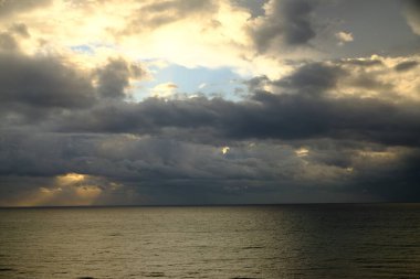 denizin üzerinde dramatik bulutlar