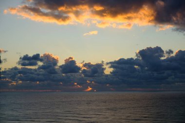 Gün batımı gökyüzünde dramatik bulutlar