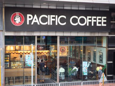 Hong Kong, Çin - 25 Kasım 2023: Tai Koo, Hong Kong 'daki Pasifik Kafe, Kasım 2023. Pacific Coffee, 1992 yılında Hong Kong 'da kurulan Asya' nın önde gelen kahve zinciri..