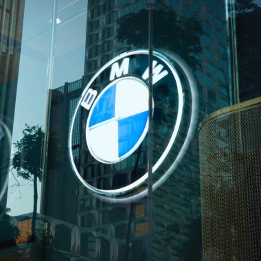 Lüks araçlar ve motosiklet üreticisi BMW tabelası Wanchai, Hong Kong 'da yansıyor. 1: 1 oranında.