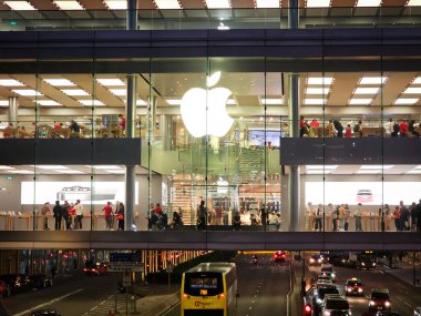 Apple, çok uluslu bir Amerikan teknoloji şirketi. Central, Hong Kong 'da amiral gemisi mağazası. 2023 orta ölçekli. Telefoto lensleri. İyi geceler. Dışarıdan. kurak mevsim.