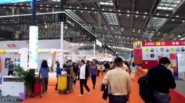 Shenzhen, Çin - 2 Aralık 2023: Shenzhen World 'deki Dünya Gıda ve Tarım Fuarı' na katılan insanlar. (Çeviri: Çin 'in Yemek Başkenti)