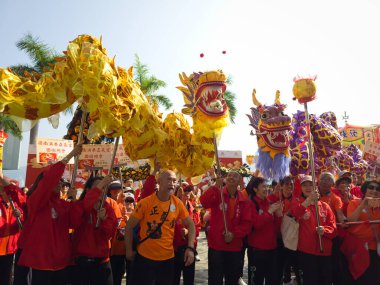 Hong Kong, Çin - Ocak 12024: Hong Kong Ejderha Aslan Dans Fantezi Festivali 2024, Hong Kong. Dans eden iki ejderha.