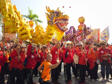 Hong Kong, Çin - Ocak 12024: Hong Kong Ejderha Aslan Dans Fantezi Festivali 2024, Hong Kong. Kung fu direği olan bir sanatçı.