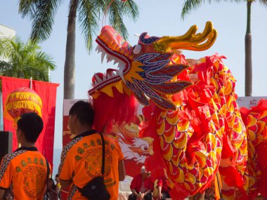 Hong Kong, Çin - Ocak 12024: Hong Kong Ejderha Aslan Dans Fantezi Festivali 2024, Hong Kong. Kızıl ejder kafası. Yaklaş..