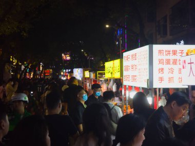 Shenzhen, Çin - 2 Aralık 2023: Shenzhen Yemek Gecesi Marketi.