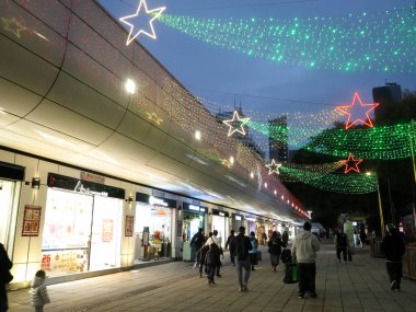 Hong Kong, Çin - 22 Aralık 2023: İnsanlar Hong Kong 'da Park Lane Alışveriş Bulvarı' nda yürüyor.