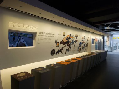 Hong Kong, Çin - 11 Ocak 2024: Tsuen Wan, Hong Kong 'daki Nina Park' ta sergi içeriği.