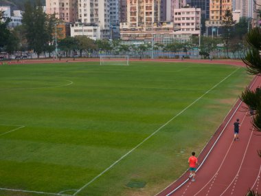 Hong Kong, Çin - 20 Ocak 2024: Kwai Chung Spor Sahası 'nda koşan insanlar.