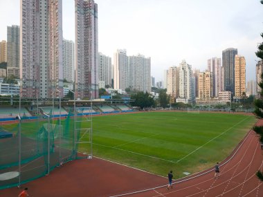 Hong Kong, Çin - 20 Ocak 2024: Kwai Chung Spor Sahası 'nda koşan insanlar.