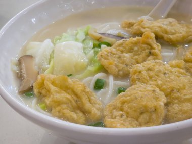 Çin yemeği tarzı: Balık çorbasında balık kaymaklı pirinç eriştesi..