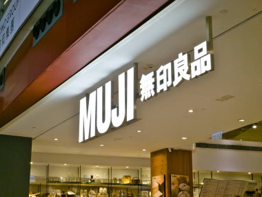 Hong Kong, Çin - 22 Ocak 2024: Muji Mağaza logosu Olympian City, Hong Kong.