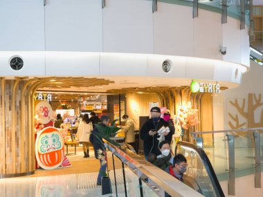 Hong Kong, Çin - 27 Ocak 2024: YATA mağazasında yürüyen insanlar Kwai Fong, Hong Kong.