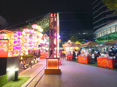 Hong Kong, Çin - 27 Ocak 2024: Çin Yeni Yılı için Hong Kong, Kwai Fong 'da birçok fener dekorasyonu gece görüşü.