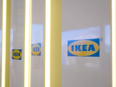 Hong Kong, Çin - 3 Şubat 2024: Ikea Logo metal reklam panosu standı.