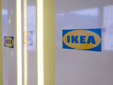 Hong Kong, Çin - 3 Şubat 2024: Ikea Logo metal reklam panosu standı.
