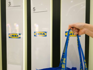 Hong Kong, Çin - 3 Şubat 2024: Ikea Logo metal reklam panosu standında bir el çantası.
