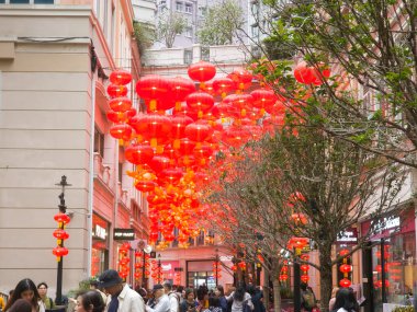 Hong Kong, Çin - 5 Şubat 2024: Wan Chai 'de Lee Tung Bulvarı, Çin kırmızı fenerleri dekorasyonu, fotoğraf çeken insanlar, düşük perspektifli.