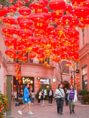 Hong Kong, Çin - 5 Şubat 2024 Wan Chai 'de Lee Tung Bulvarı, Çin kırmızı fener dekorasyonu, fotoğraf çeken insanlar.