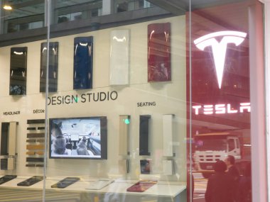 Hong Kong, Çin - 5 Şubat 2024: Tesla elektrikli araba mağazası ve Wan Chai 'de tasarım parçaları.